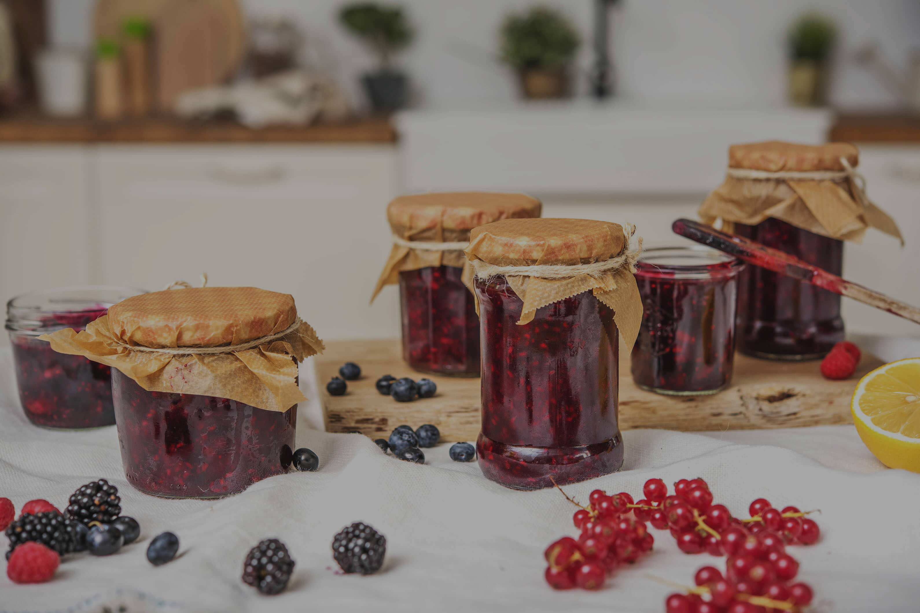 Marmelade einkochen mit sommerlichen Beeren