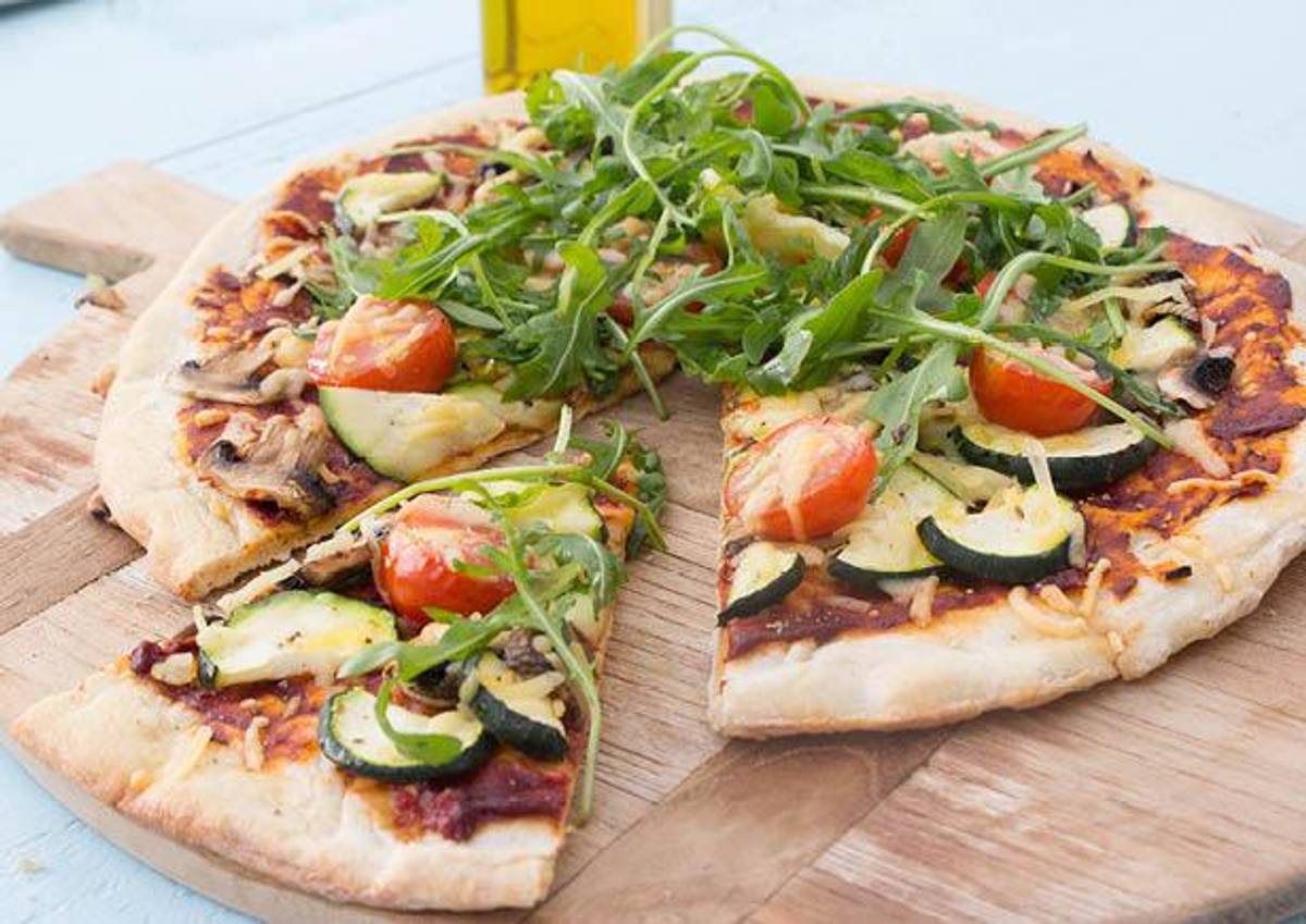 Pizza met verse groenten