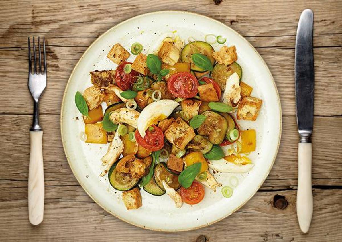 Lauwarmer Mediterraner Brotsalat