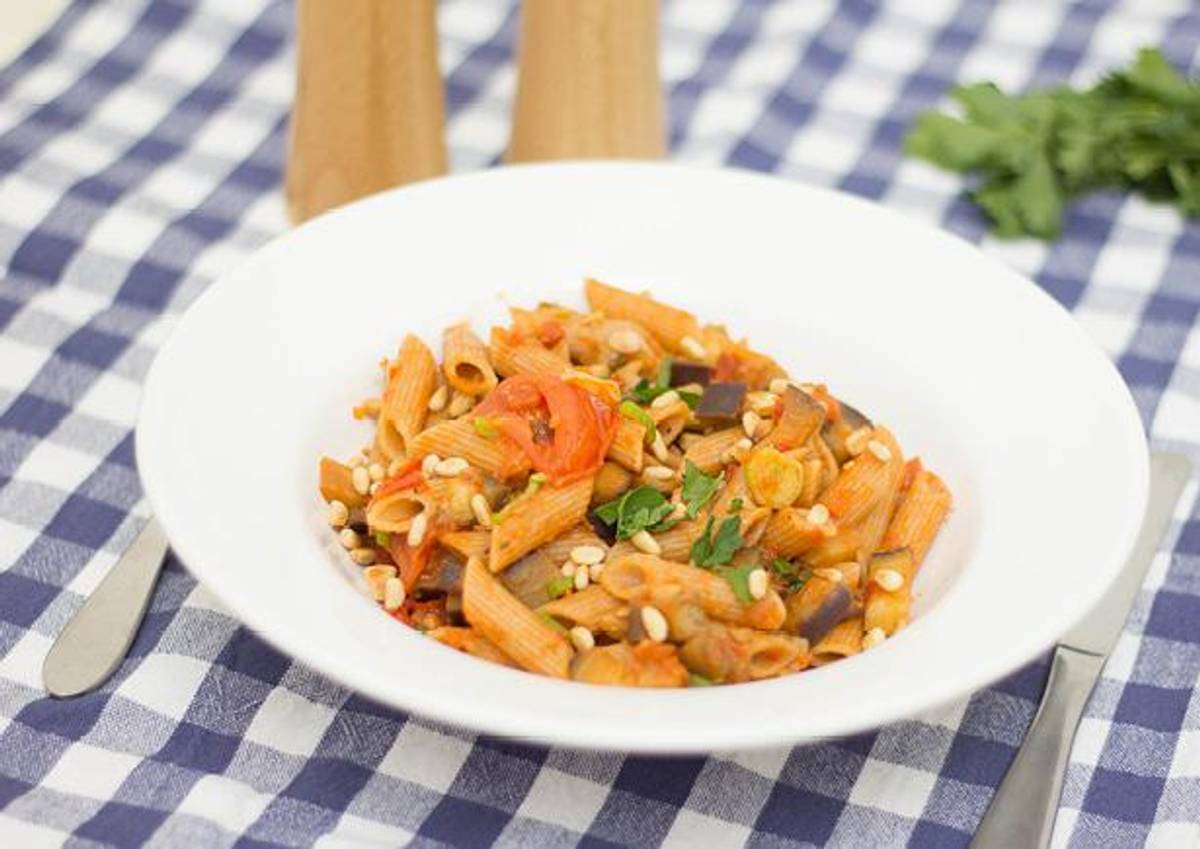 Penne verse tomatentapenade en pijnboompitten