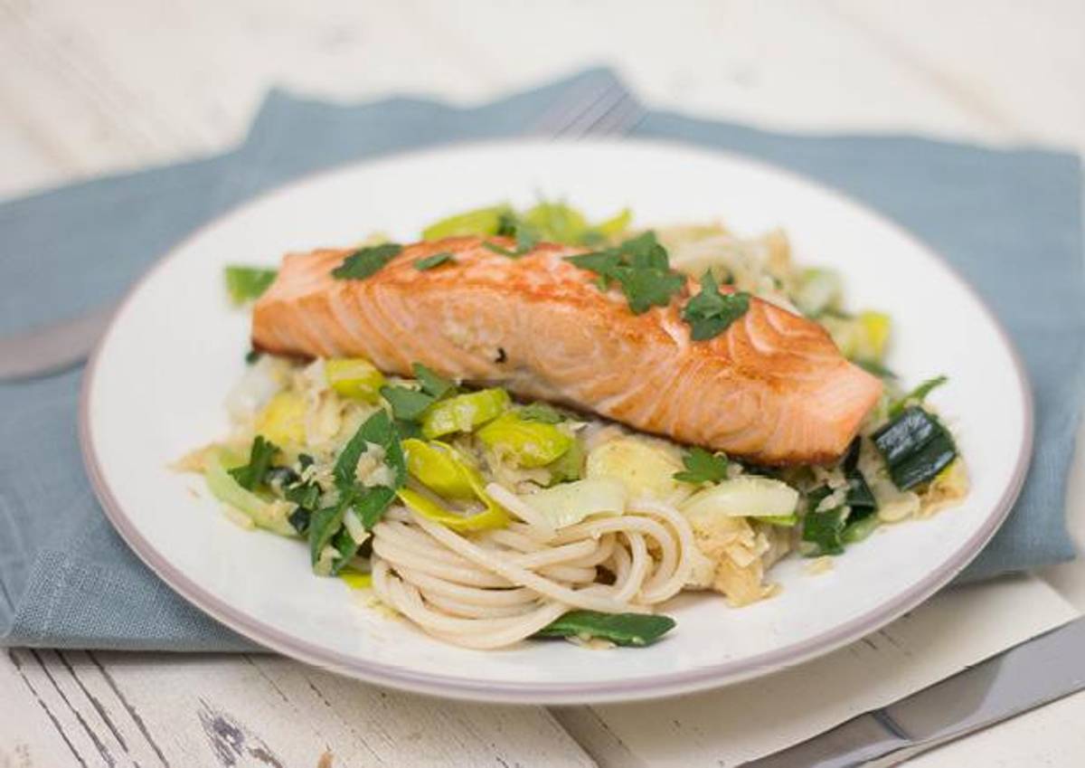 Volkoren spaghetti met gebakken zalm en pastinaak