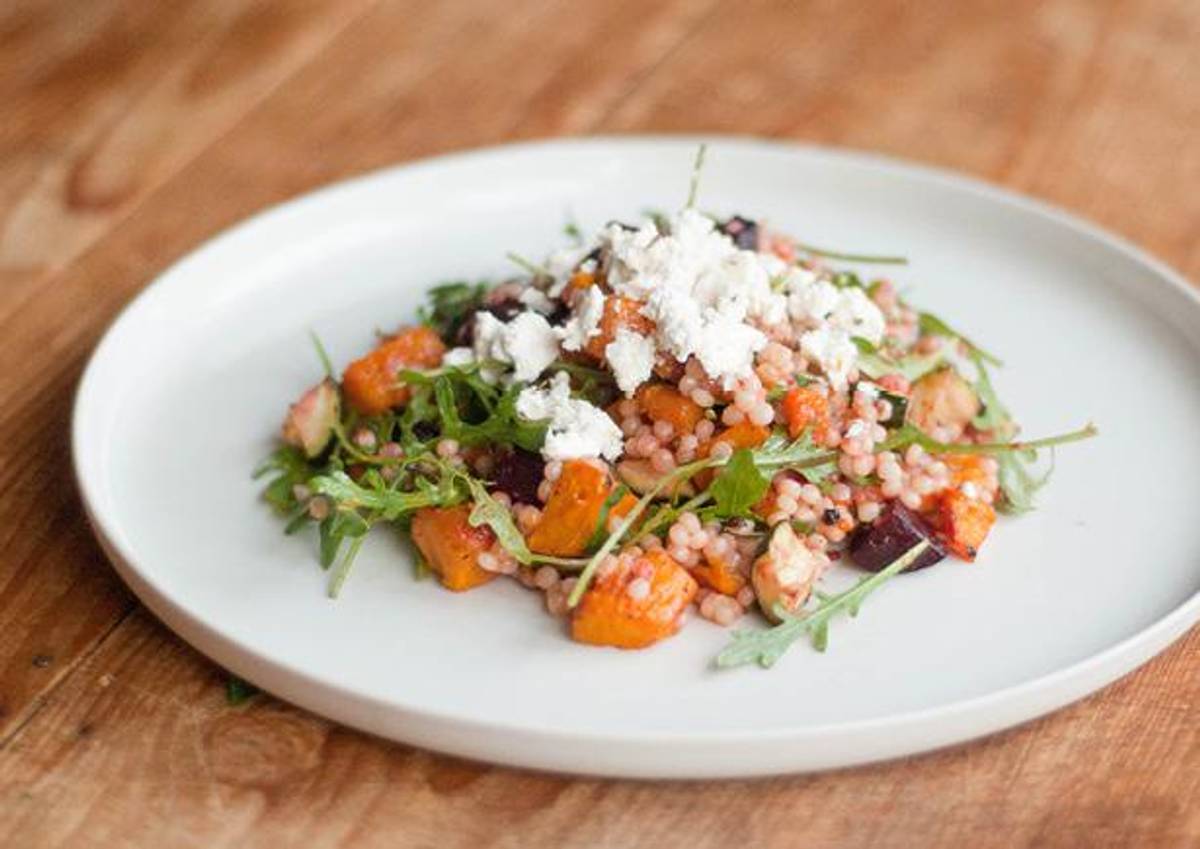Parelcouscous met gestoofde groenten en feta