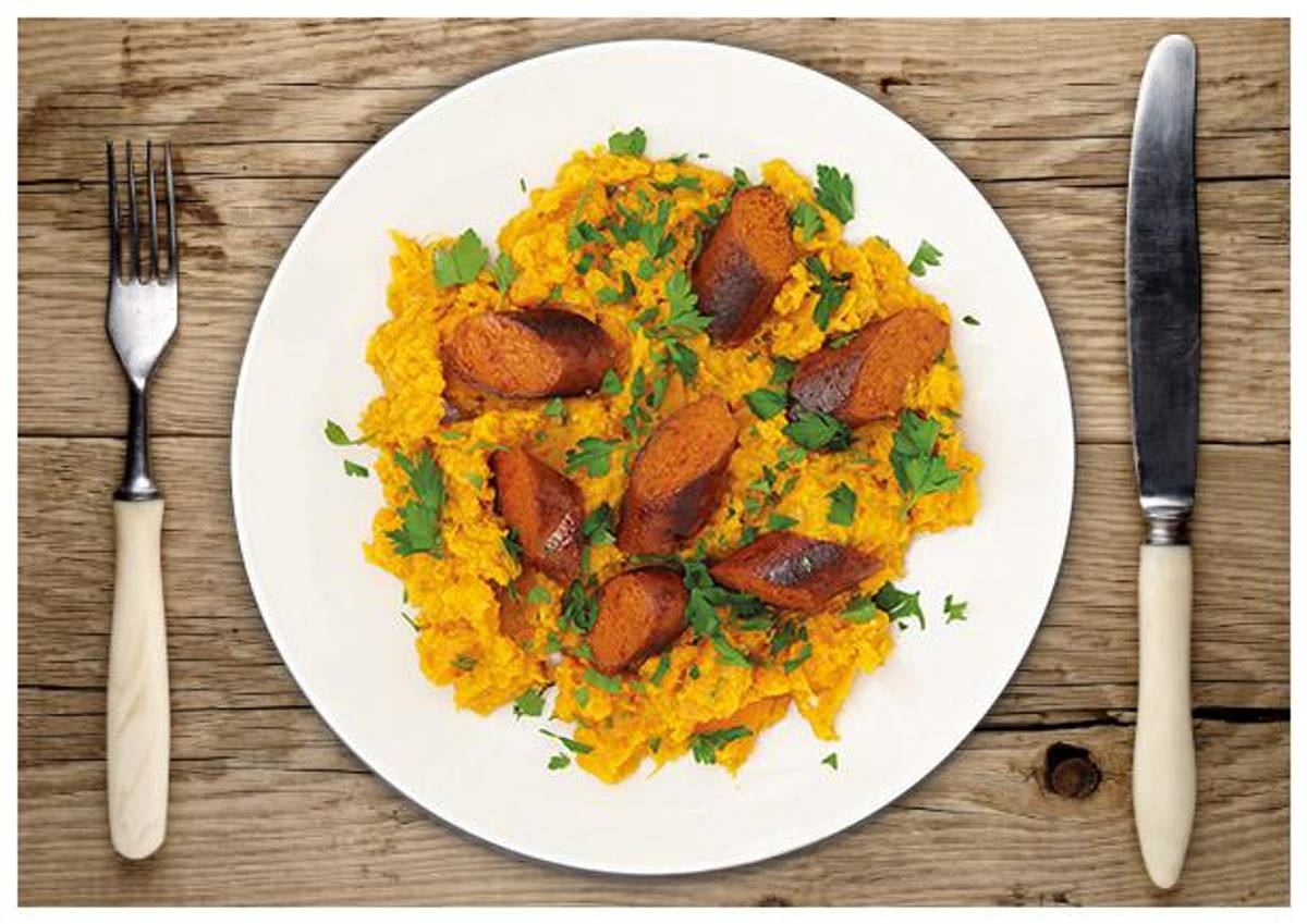 Chorizo-Vegan-Bratwurst mit feinem Süßkartoffel-Karottenstampf