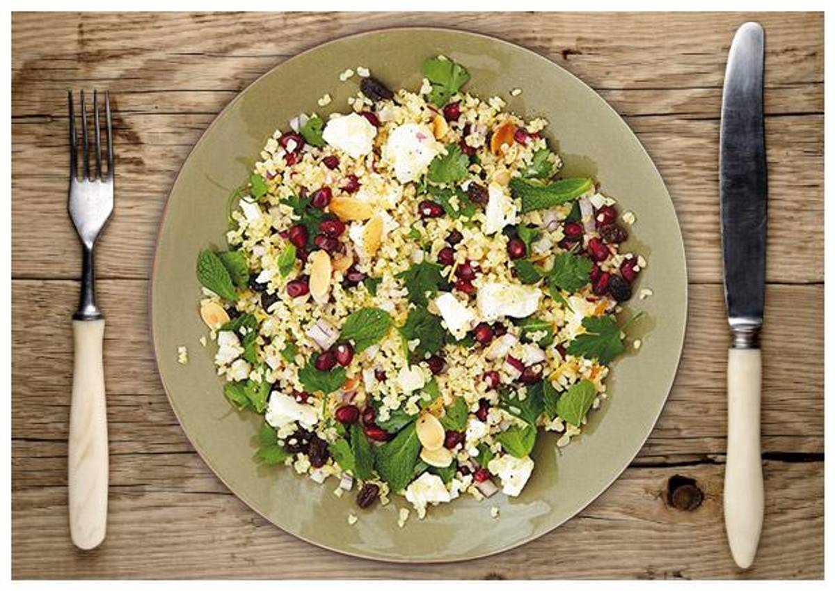 Bunter Bulgursalat mit Granatapfel und Feta