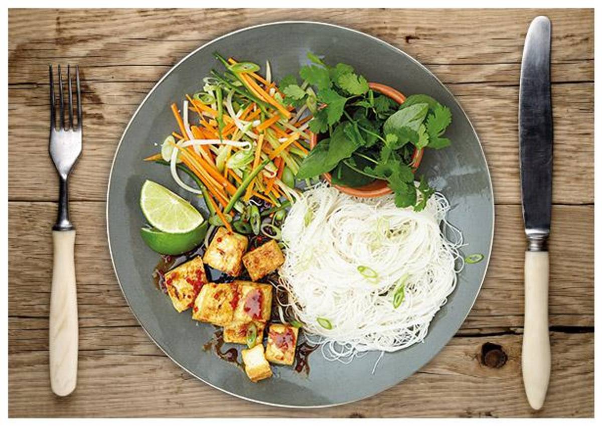 Vietnamesische „Bun Cha“ Reisnudeln mit krossem Tofu