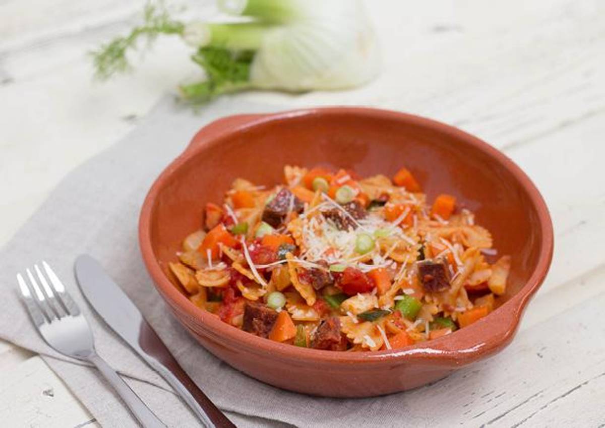 Farfalle met chorizo, groenten en pecorino