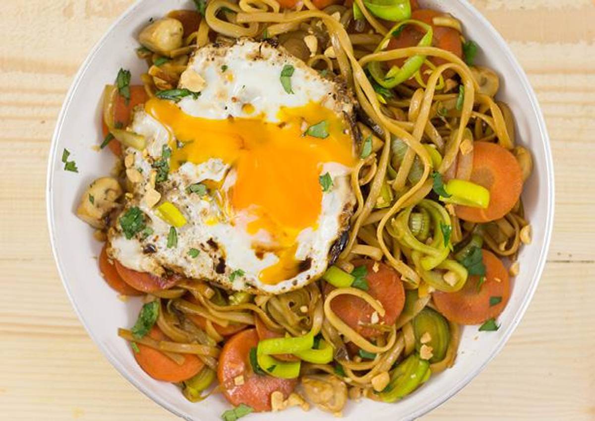 Bami met pinda's en gebakken ei in ketjapsaus