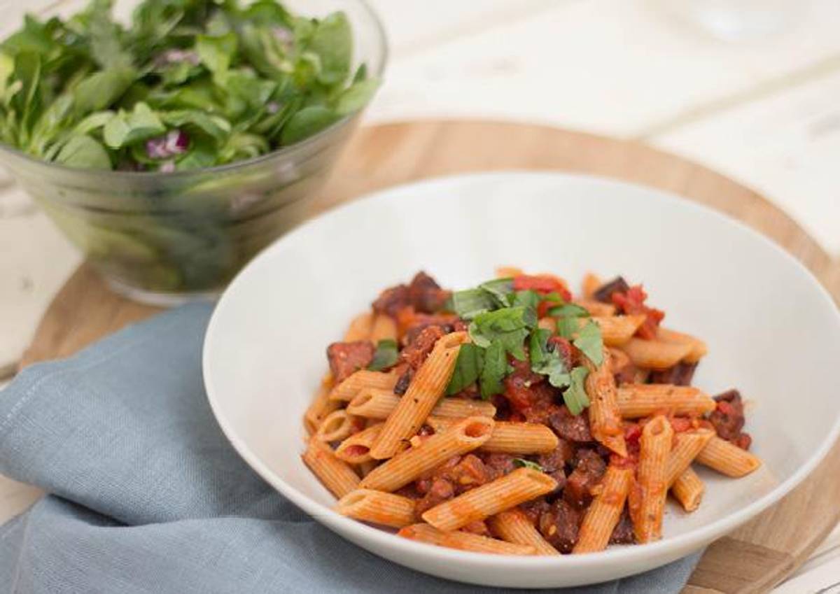 Penne salami, tomatensaus en frisse salade