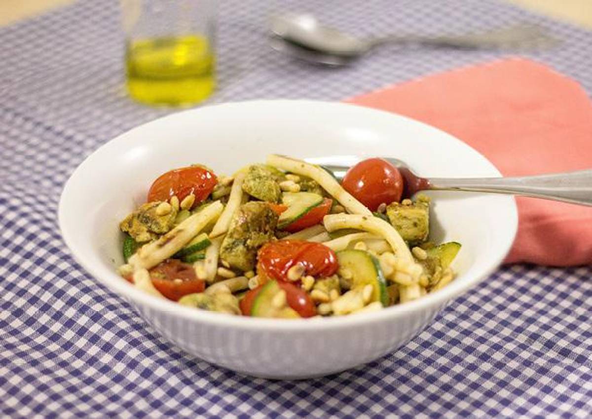 Frisse pasta met groene pesto en kalkoenreepjes