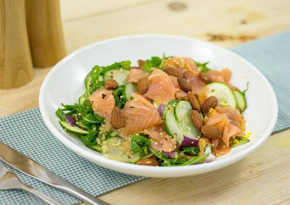 Volkoren bulgursalade met gerookte zalm en courgetteschijfjes