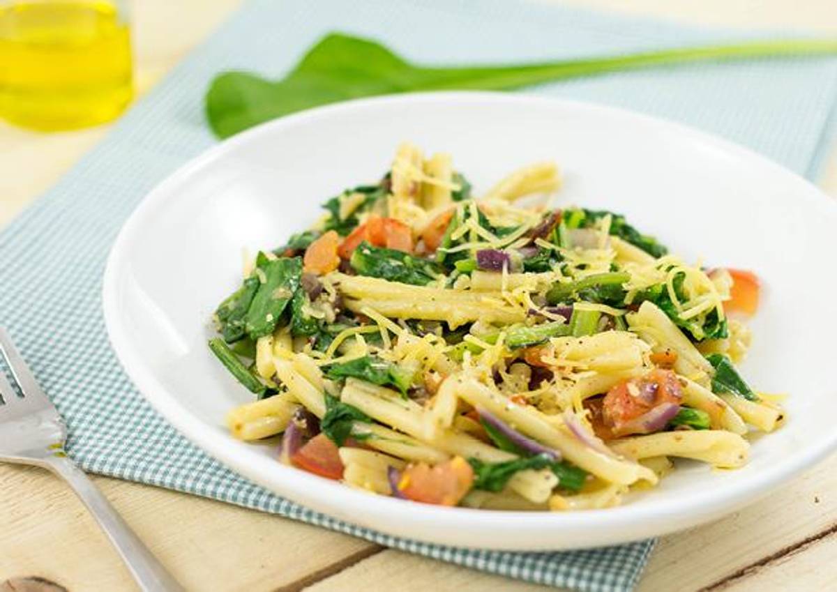 Pasta met paksoi, zongedroogde tomaten en Parmezaanse kaas