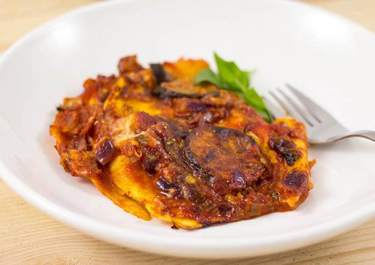 Lasagne passata met geraspte geitenkaas en verse basilicum