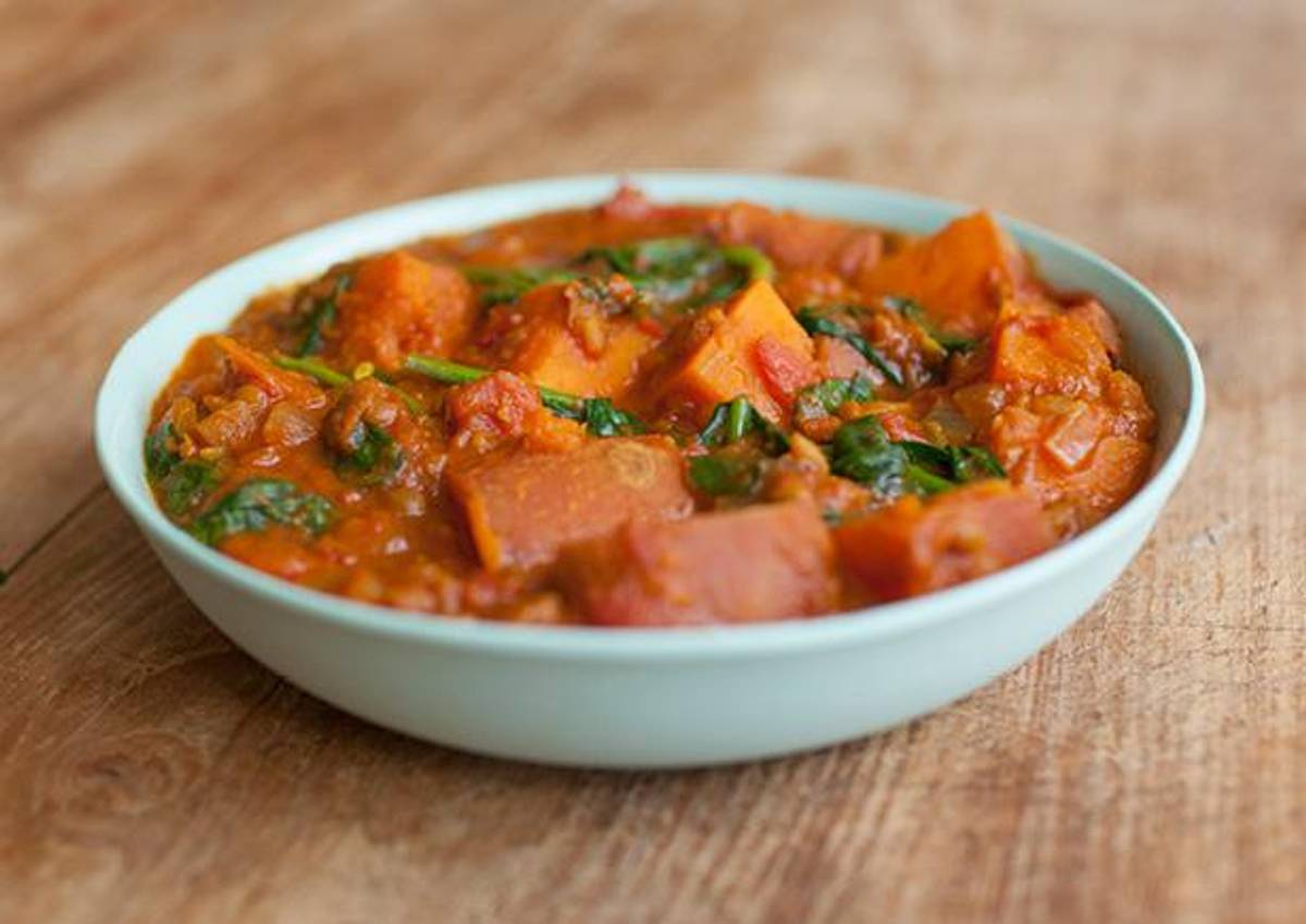 Zoete aardappel-dahl met warm naanbrood