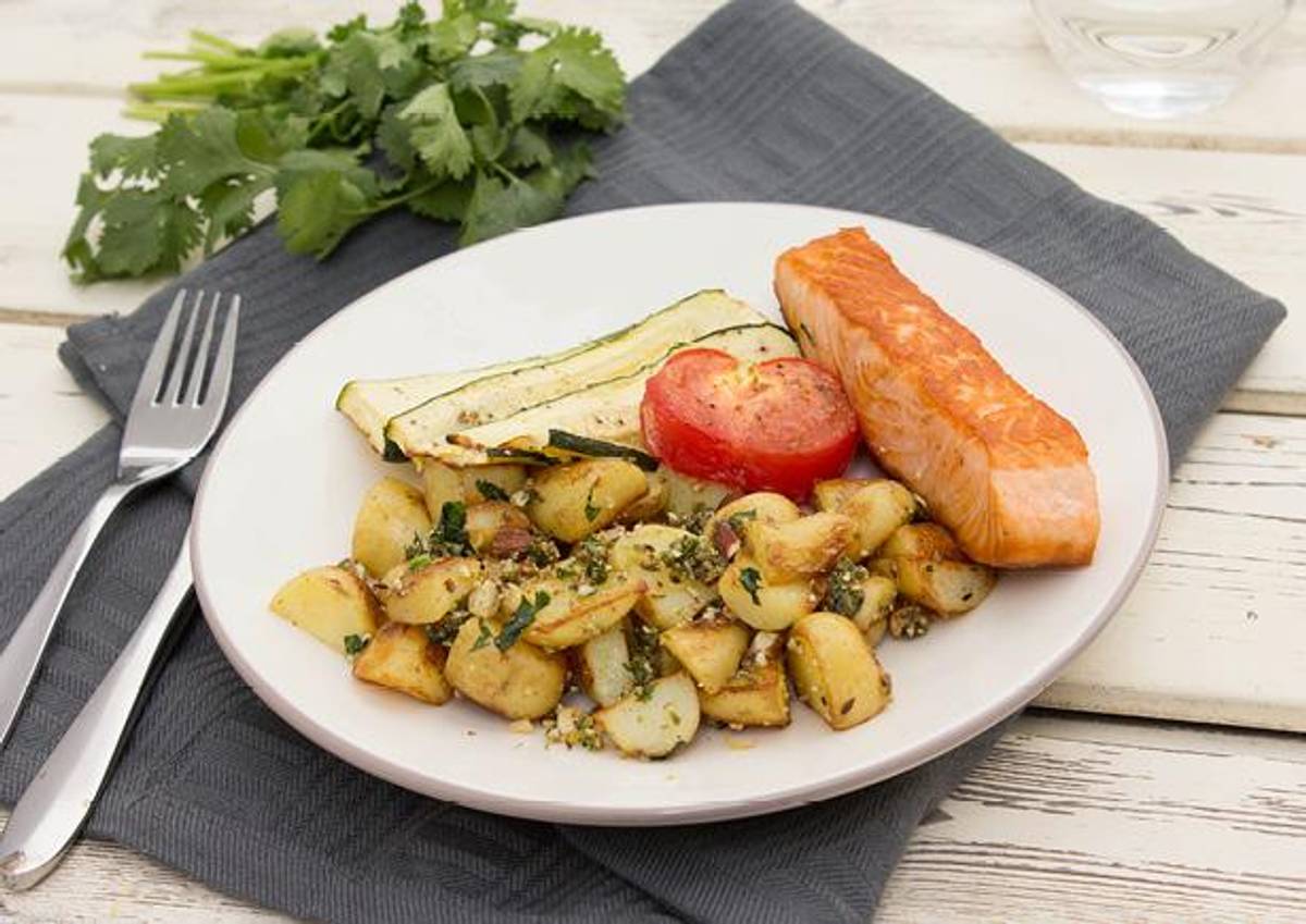 Zalm met tomaat, courgette uit de oven en krieltjes met amandel-dukkah