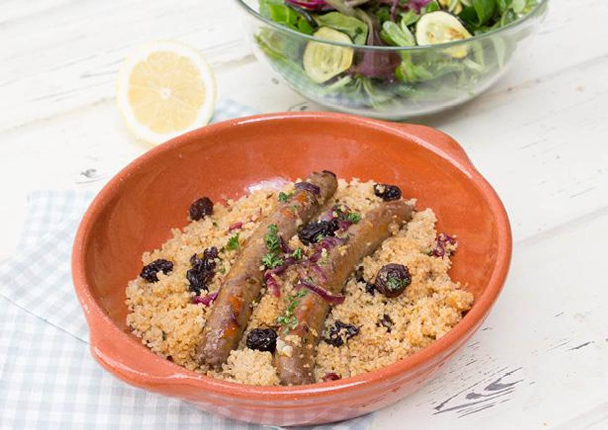 Merguez worstjes met couscous en salade met courgette