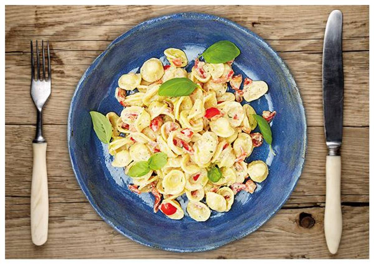 Orecchiette-Pasta in sizilianischer Ricotta-Kirschtomatensoße