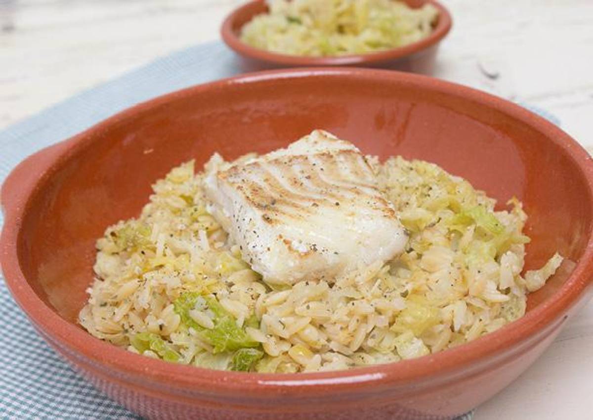 Orzo met groene kool, Parmezaanse kaas en gebakken koolvis