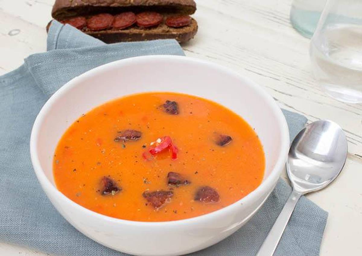 Rode paprikasoep met chorizo picante en knapperige baguette