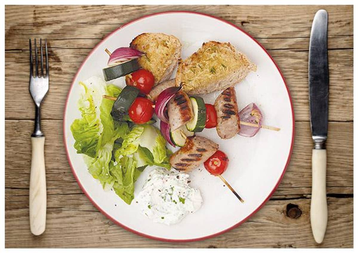 Für den Grill: Bratwurst-Gemüsespieße