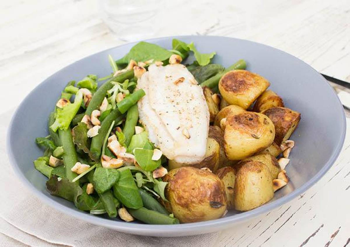 Scholfilet met salade van sperziebonen en geroosterde hazelnoten