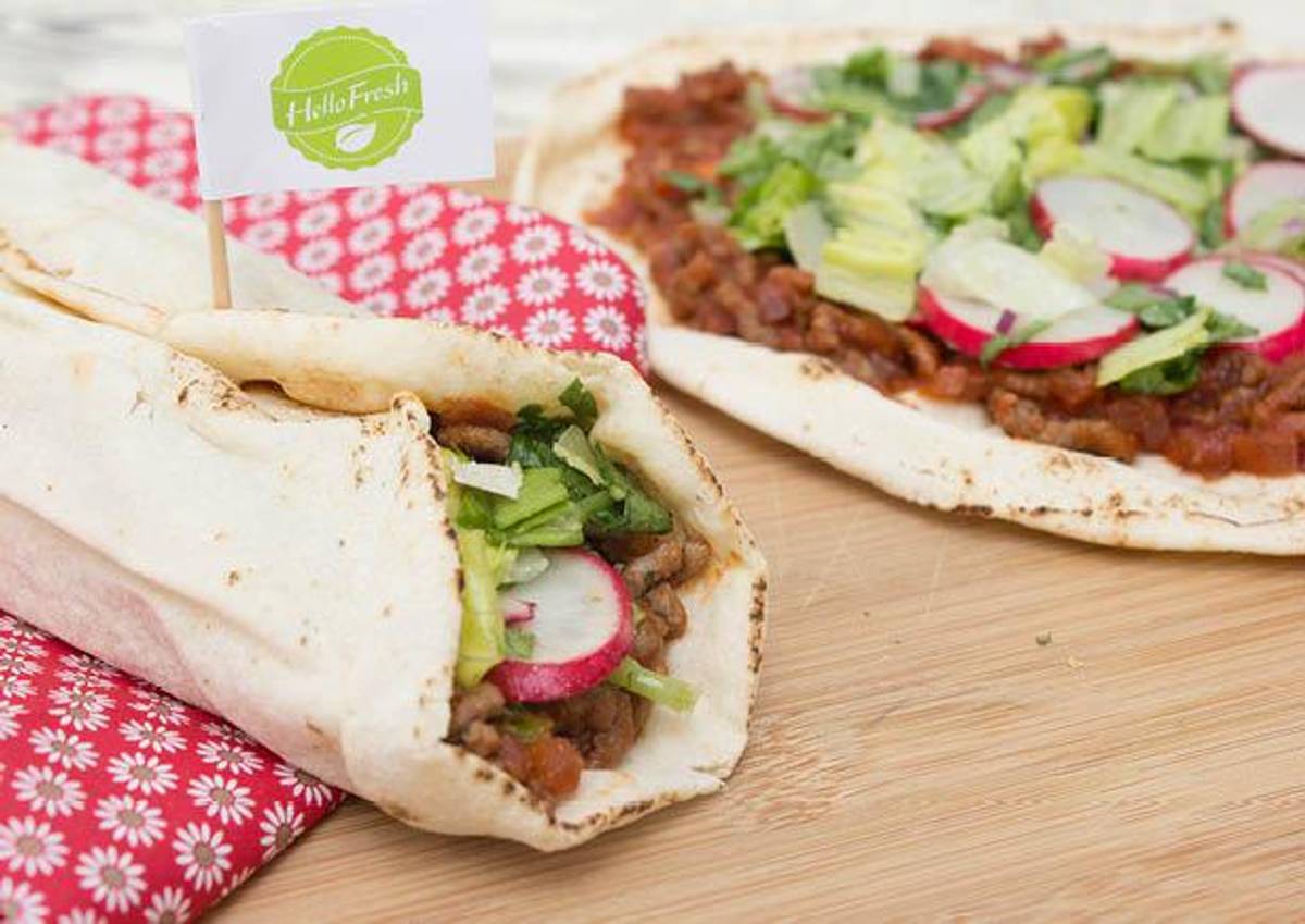 Turkse pizza met kruidig gehakt, platbood en frisse salade 