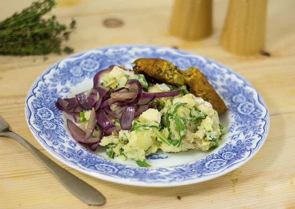 Rucolastamppot met zoete rode ui, brie en een vegetarische burger