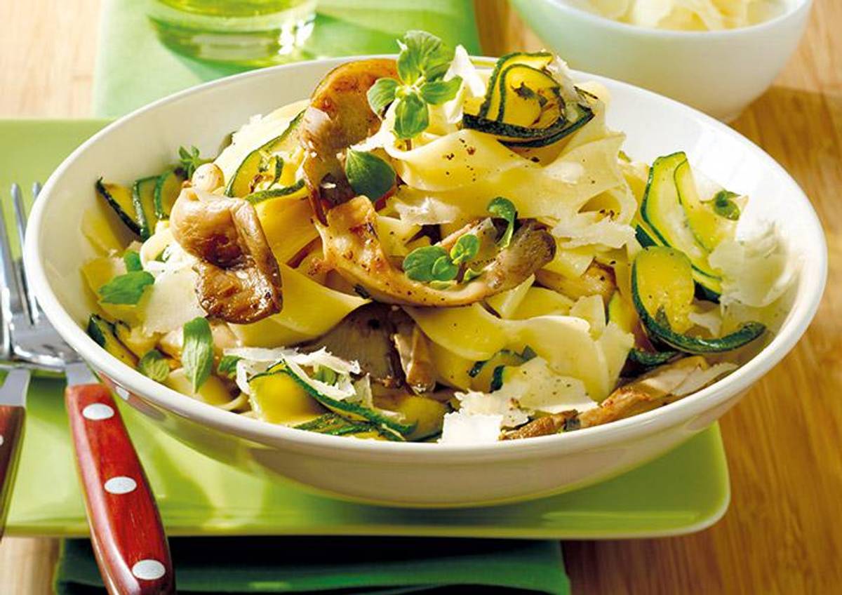 Bandnudeln mit Zucchini und Pilzen