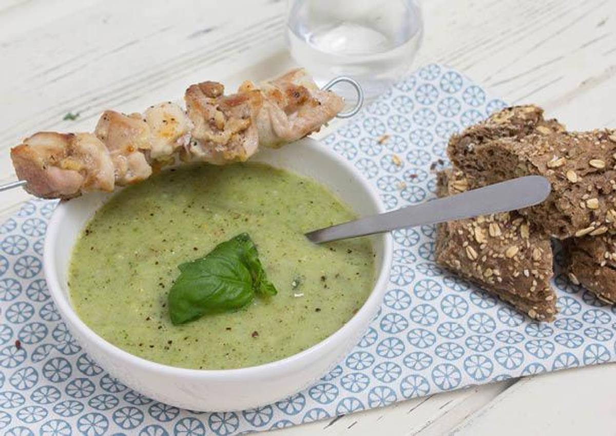 Broccolisoep met meerzaden-pittenbaguette en kipspies