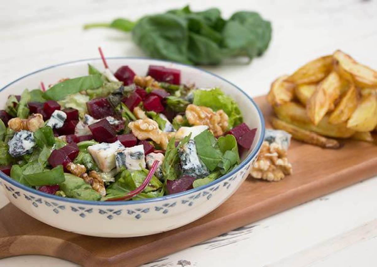 Gemengde salade van bieten, walnoten en blauwe kaas