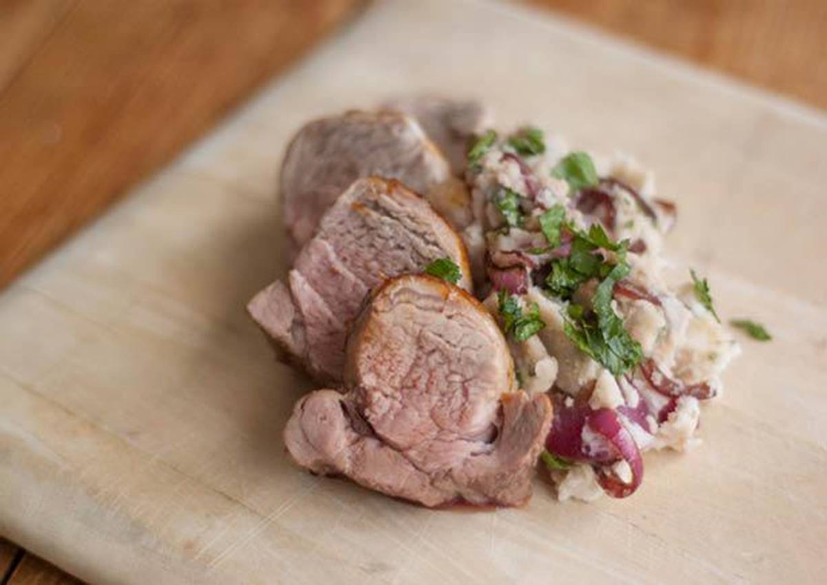 Varkensmedaillon met frisse andijviestamppot en honing-mosterdsaus