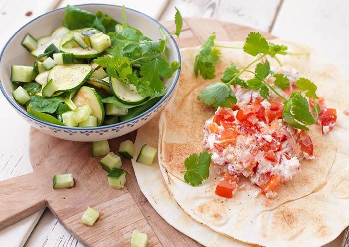 Scrambled ricotta met Libanees platbrood en salade met geroosterde amandelen