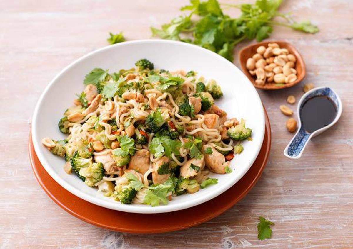 Thaise noedels met kip, broccoli en pinda’s