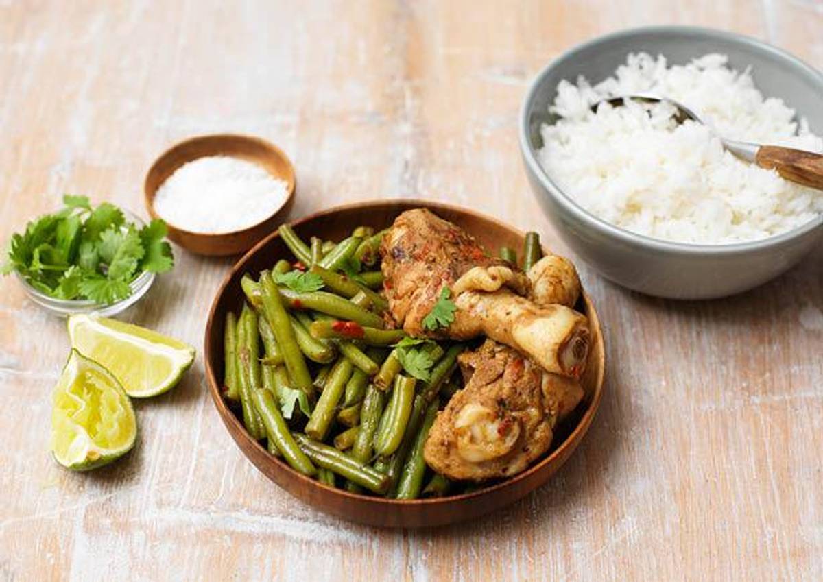 Gemarineerde kipdrumsticks met boontjes en rijst