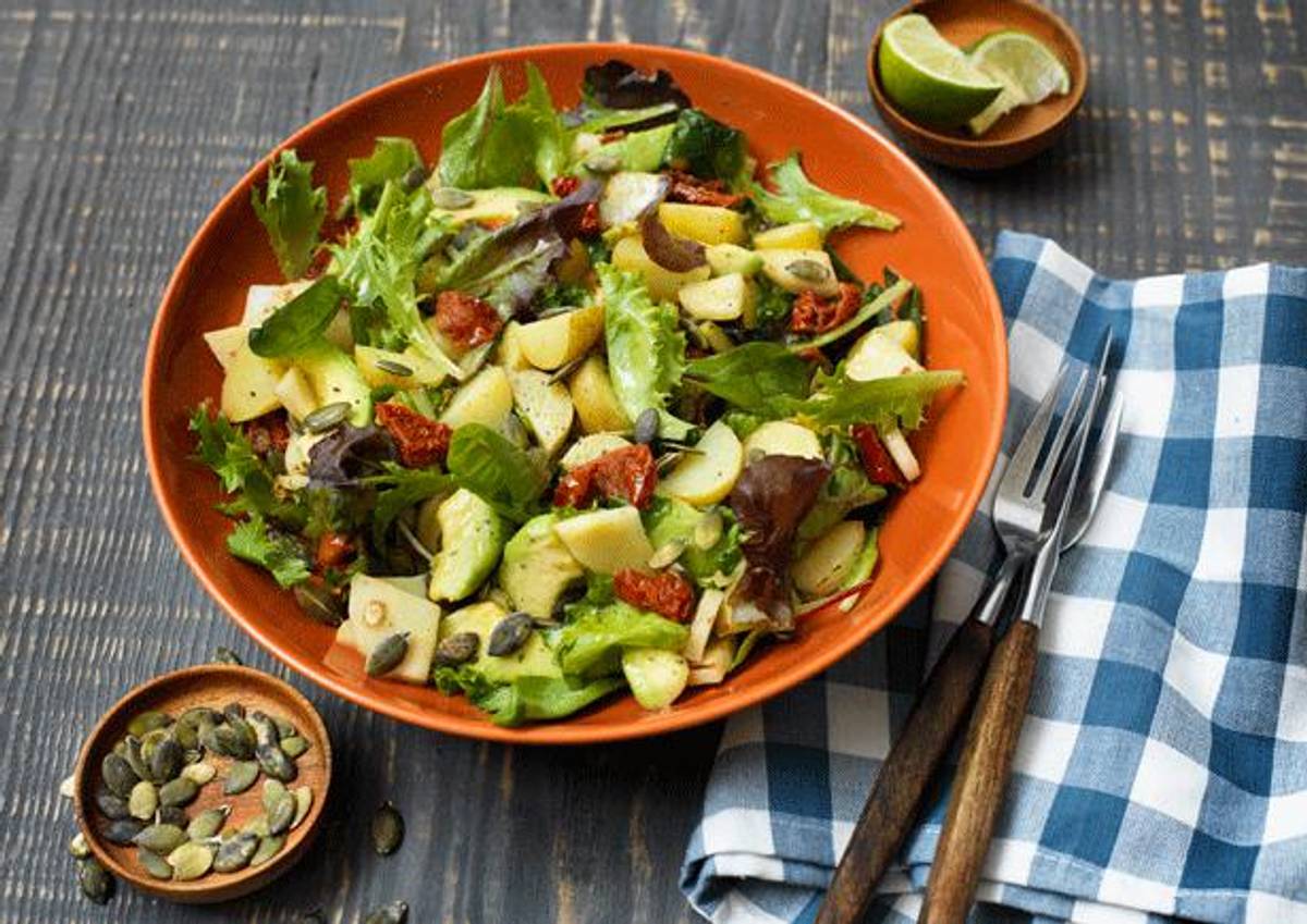 Lauwwarme krieltjes met pastinaak, avocado en zongedroogde tomaten