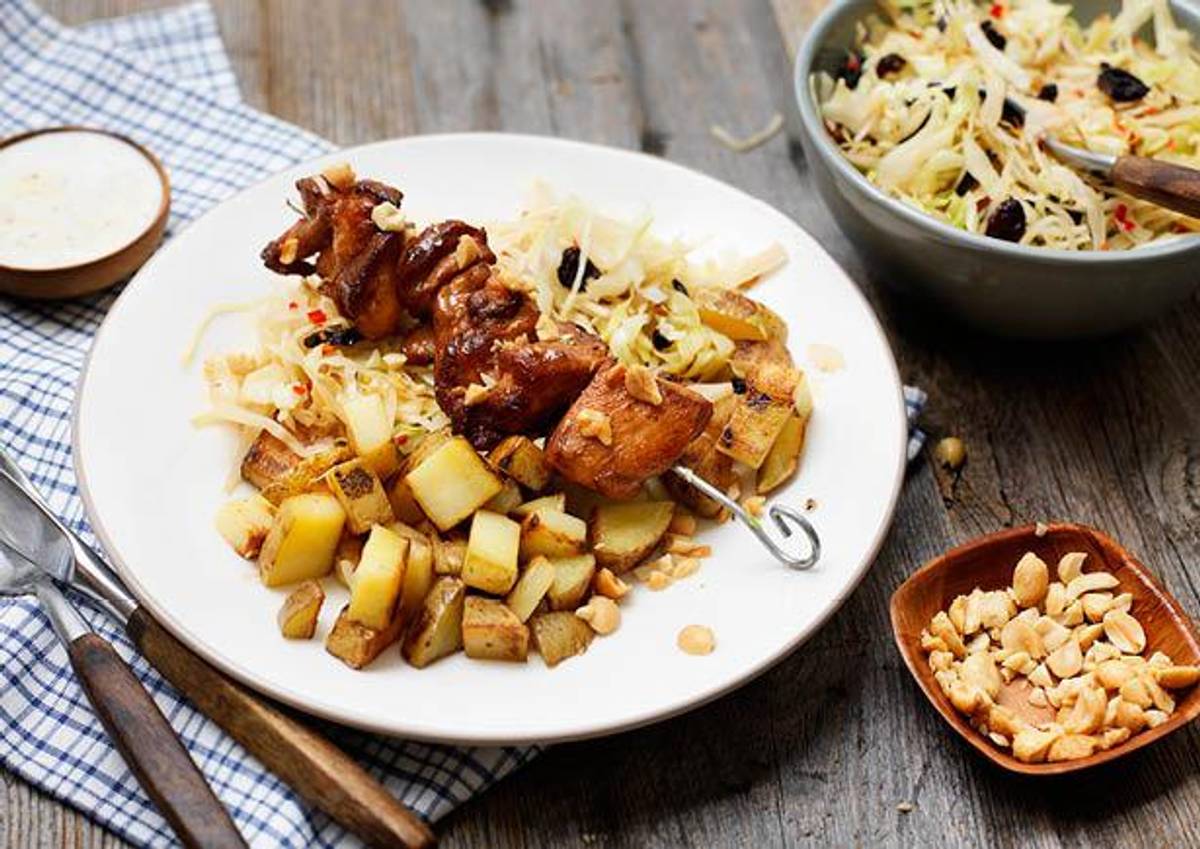 Kipsaté en kool met rozijnen, gebakken aardappelen en pinda’s 