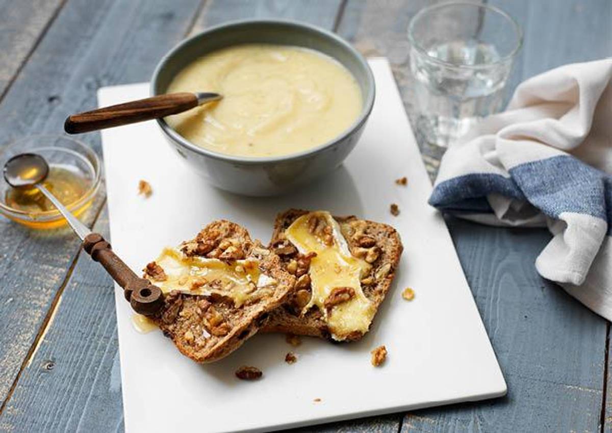 Prei-pastinaaksoep met walnotenbrood