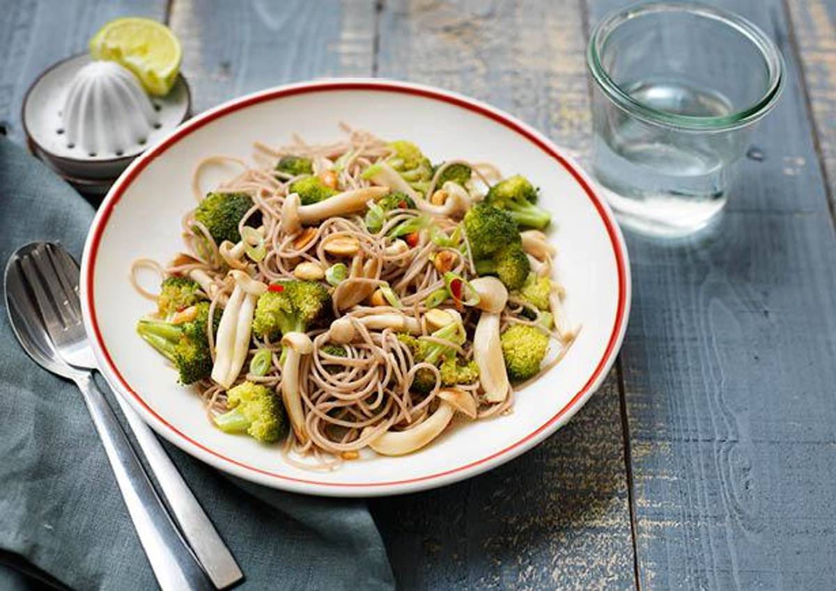 Noedels met bundelzwam, broccoli en pinda's