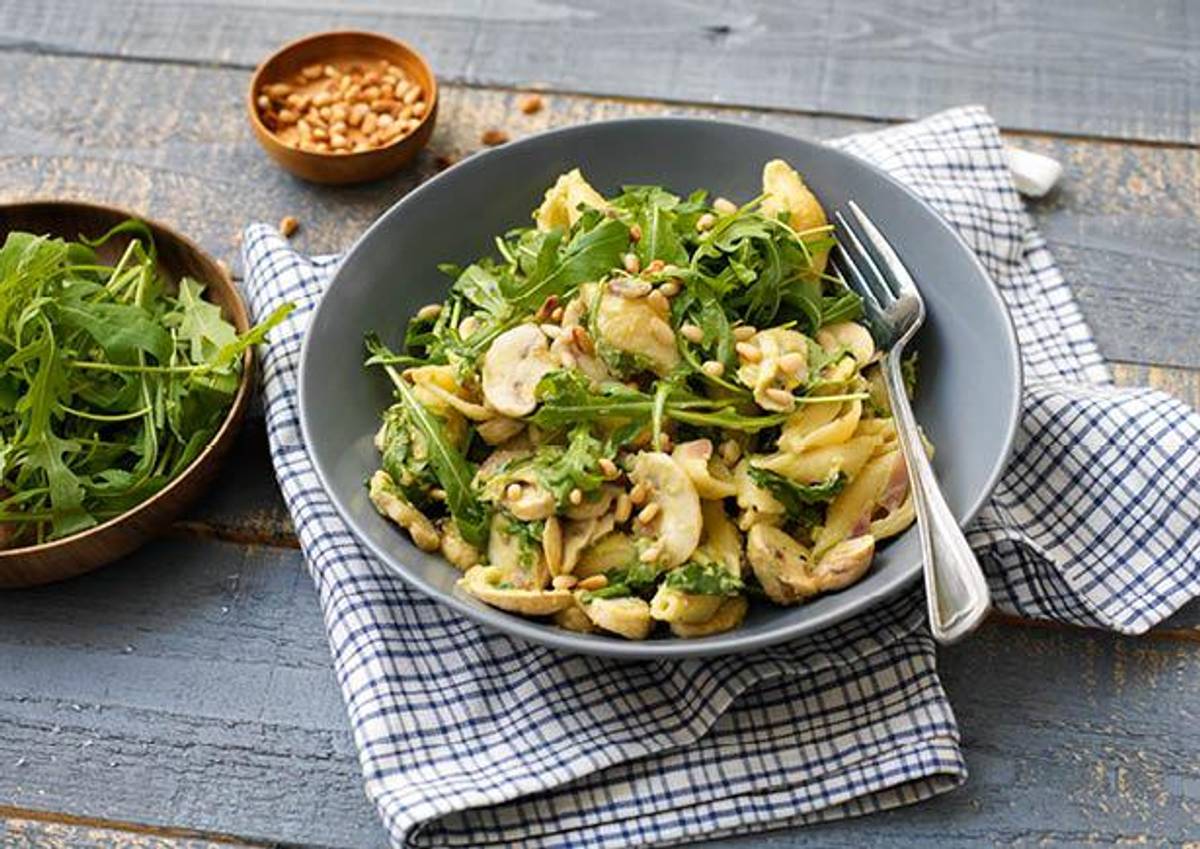 Romige conchiglie met avocado en rucola
