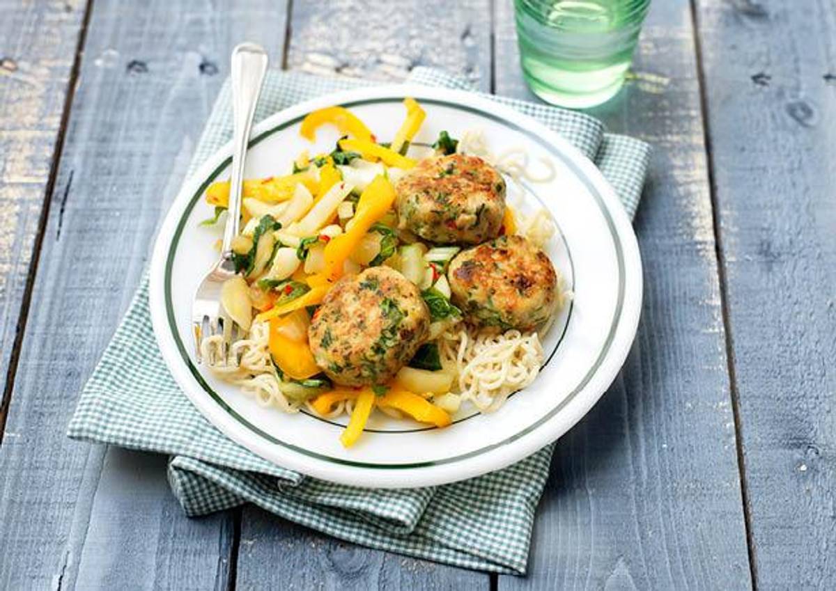 Thaise viskoekjes met noedels, paksoi en paprika