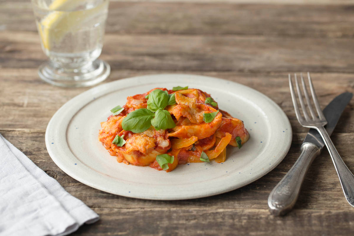 Pikanter Käse-Tortellini-Paprika-Auflauf