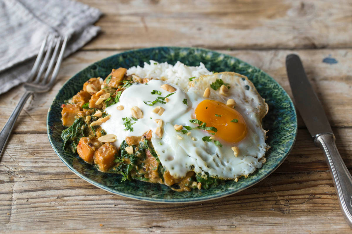 Spinazie-bataatcurry met pinda’s en yoghurt