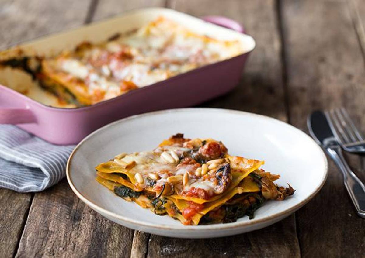 Lasagne met provolone en pijnboompitten
