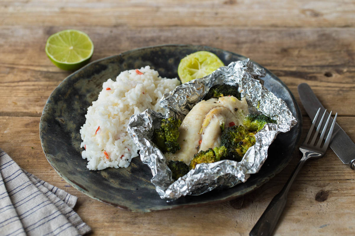 Oosters vispakketje met gestoomde broccoli en rijst