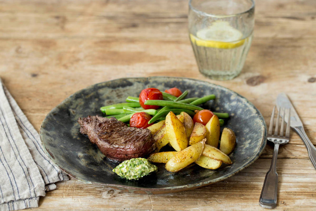 Saftiges Steak mit Senf-Kräuter-Butter,