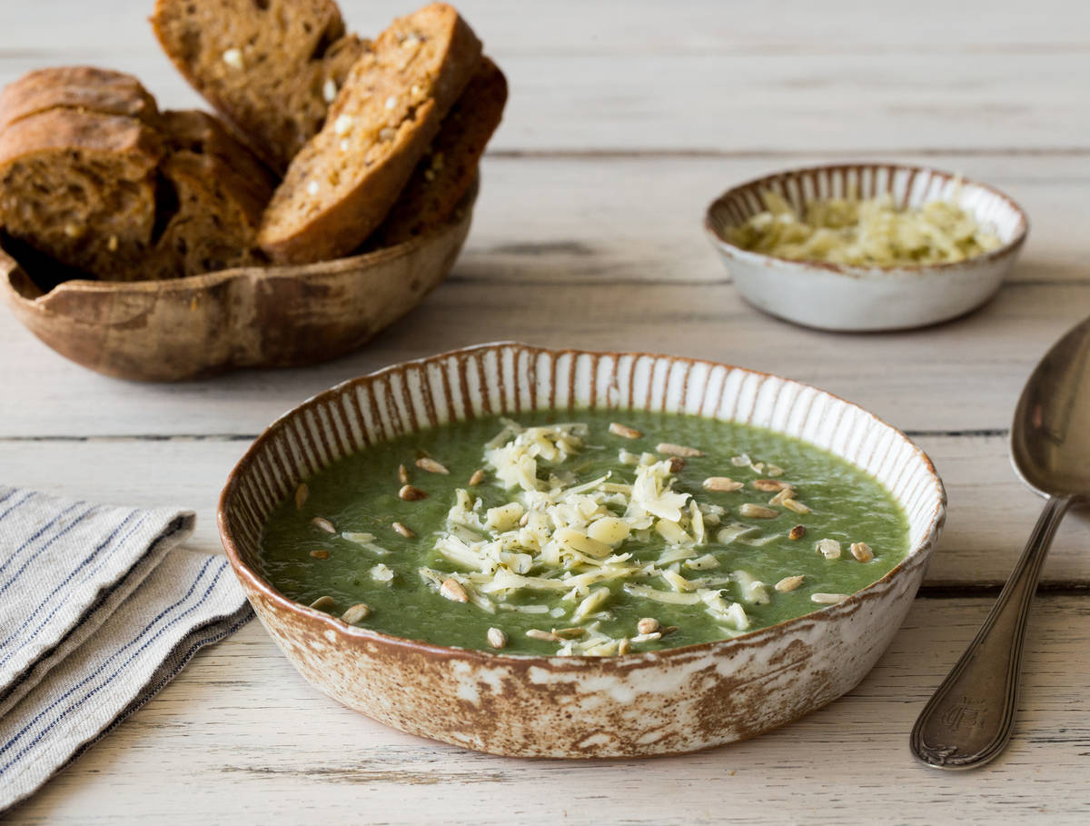 Raapstelensoep met kruidenkaas, zonnebloempitten en knoflookbrood