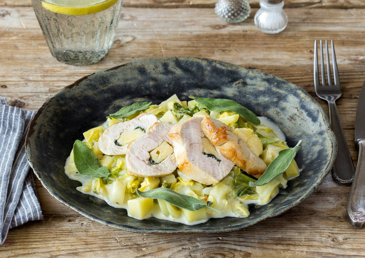 Low Carb: Gefüllte Putenbrust mit Kartoffel-Spitzkohl-Gemüse