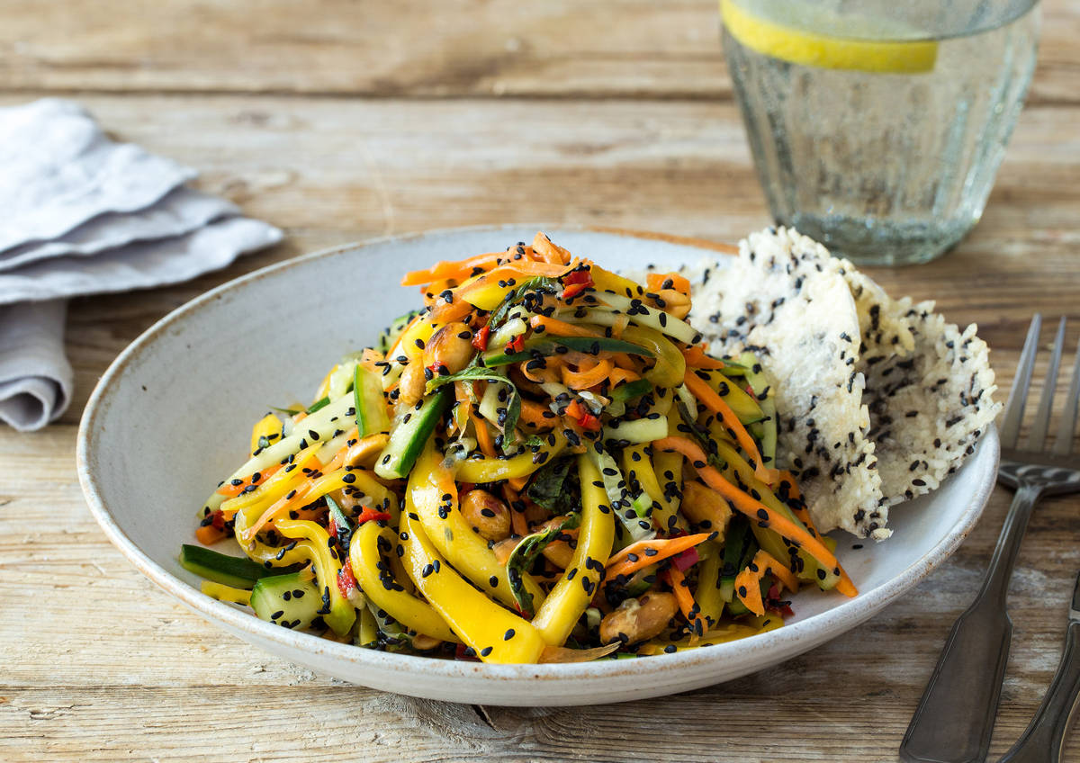 Knackiger, asiatischer Mango-Salat