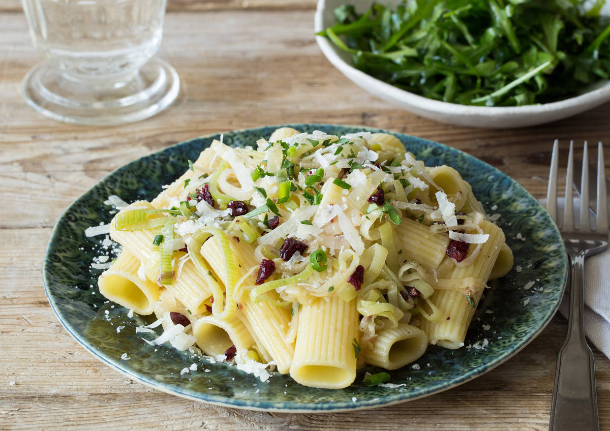 Marokkanisch angehauchte Rigatoni in Porree-Cranberries-Parmesan-Soße