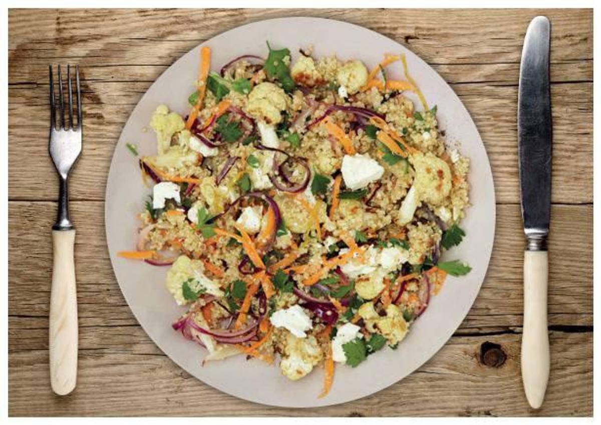 Bunter lauwarmer Quinoa-Salat