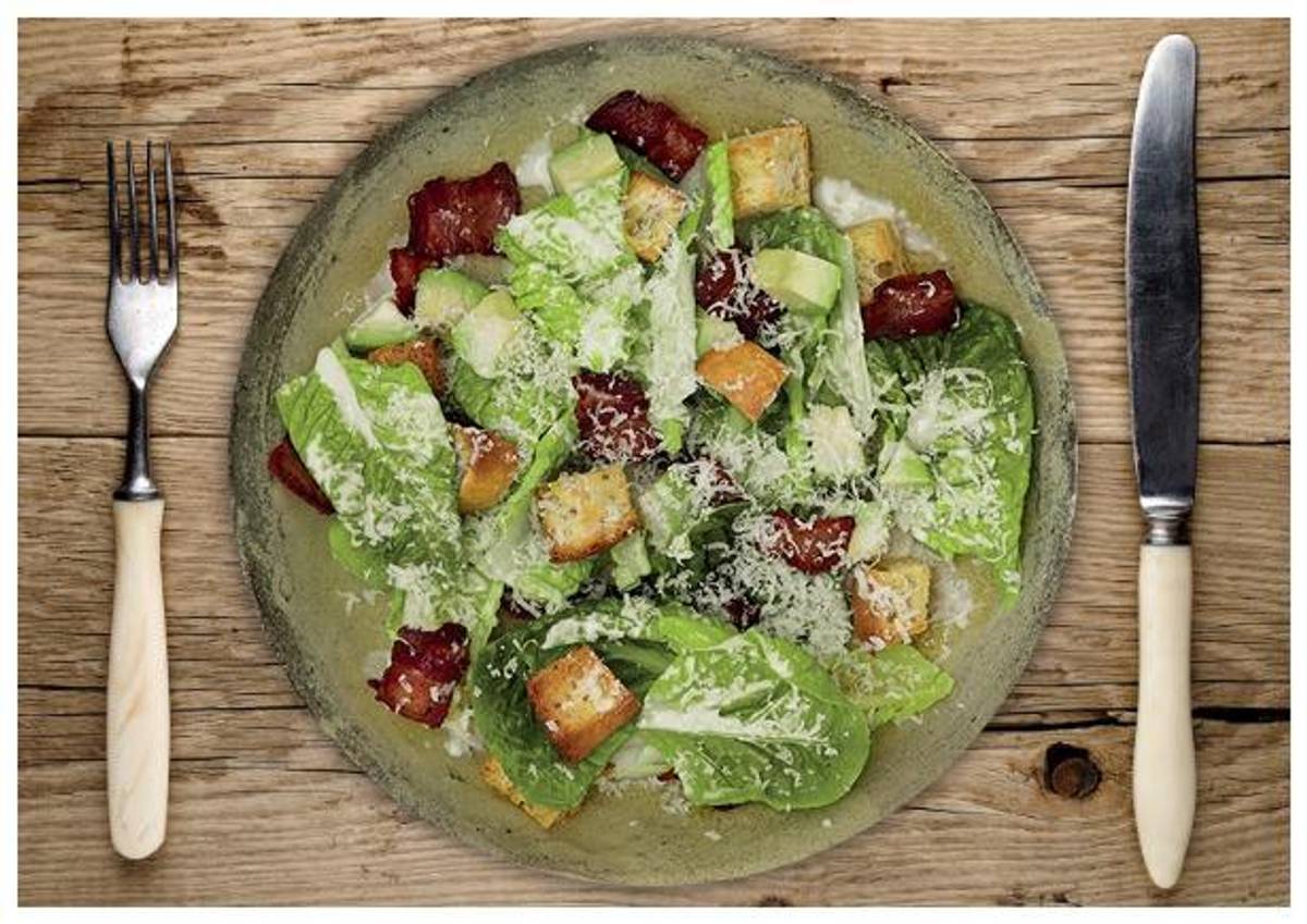 Caesar Salat mit Bacon und Avocado